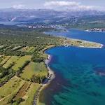 2 Bedroom Amazing In Casa vacanze Pridraga